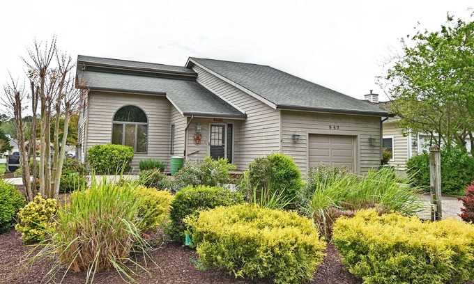 Bethany Beach Cottage | Cozy 4 bed Beach Cottage near Bethany Beach! Wifi Available, Beach Town, Trolley, Shopping and more!