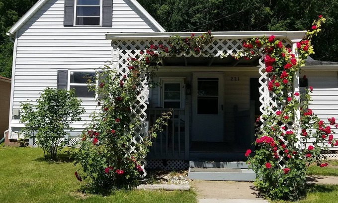 Cassville House | Cozy 4 bedroom 1.5 bath home. Walking distance from downtown. Pet friendly