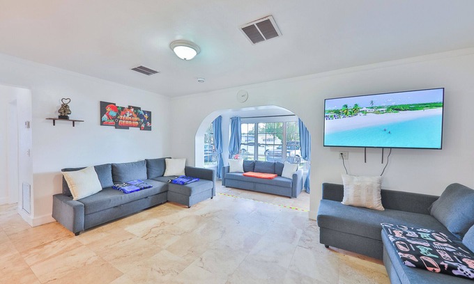 Highland Garden House | Cozy 4-bedroom house in enjoyable Hollywood with AC, WiFi