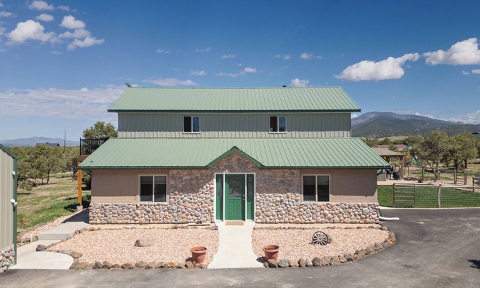 Beaver House | Cozy 4-bedroom house with 3-horse barn in charming Beaver with WiFi