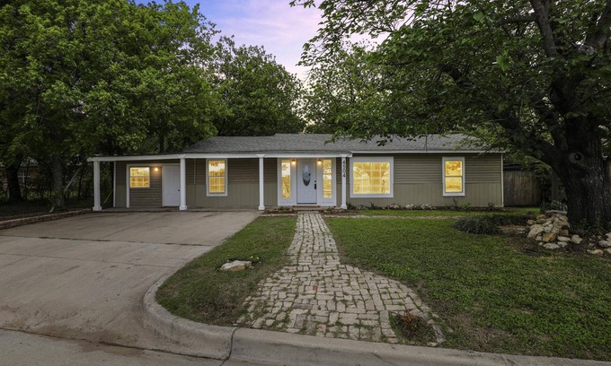 Lake Worth House | Cozy 4-bedroom w/fire pit 5 minutes from lake!