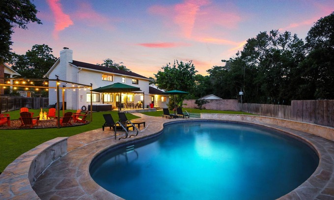 Castle Hills House | Cozy 6-bedroom house with Pool, Game Room, Fire Pit ,Hot Tub, Mini Golf