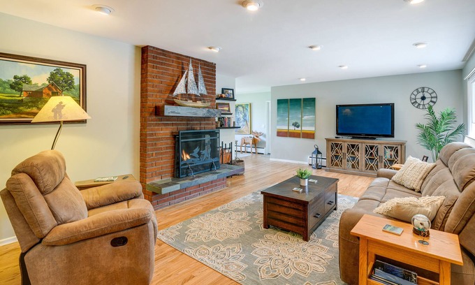 Turnagain House | Cozy Anchorage Rental w/ Yard: 3 Mi to Downtown!