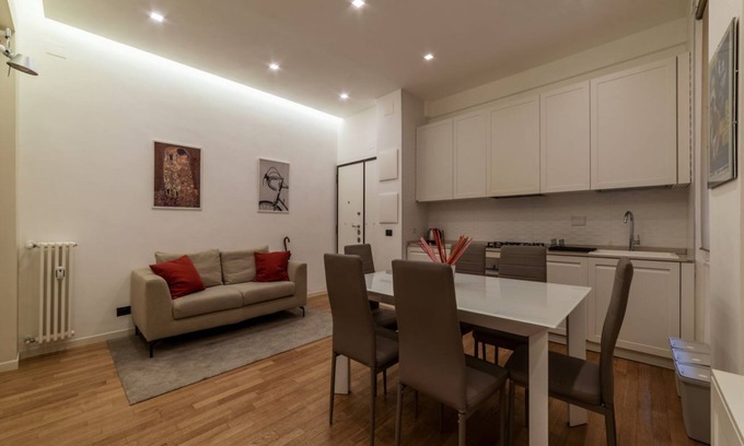Universita Apartment | Cozy and comfortable 70sqm apartment, able to accommodate up to 3 people, located on the ground floor of a five-story building, less than 5 minutes' walk from the Bologna Metro station and the square of the same name.The apartment is complete with a livi
