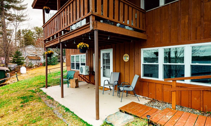 Weeks Mills House | Cozy and comfortable lakefront duplex with swimming dock & WiFi - dogs welcome