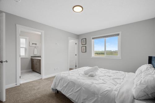 Southeast Calgary House | Cozy and inviting 3BR Entire Home in Calgary for holidays and gatherings free parking for two cars