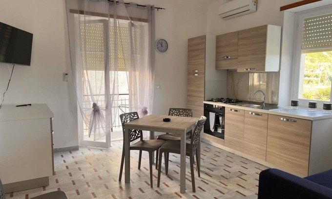 Fuscaldo Apartment | Cozy and modern apartment a stone's throw from the sea