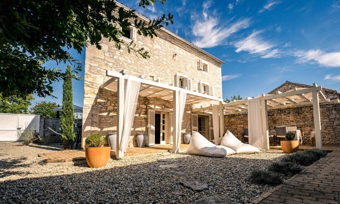 Rezanci Villa | Cozy and modern remodeled Istrian villa with pool and a separate lounge area.