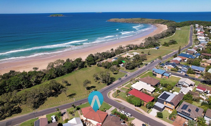 Sandy Beach House | Cozy and Peaceful: Solitary at Sandy, Walk to the Beach!