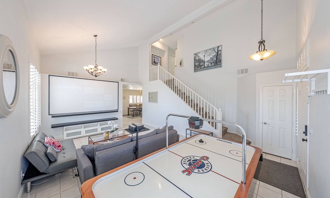 Spring Valley House | Cozy and Spacious 4 BR 3.5 BT Home! >1BR Downstairs<