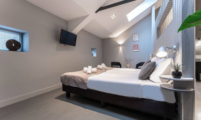 Oss House | Cozy and stylish room near Oss highlights, featuring convenient parking, high-speed WiFi,