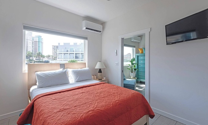 Jacksonville Beach Apartment | Cozy Apartment Steps to the sea - 2 bd - 2 Bathrooms - No stairs