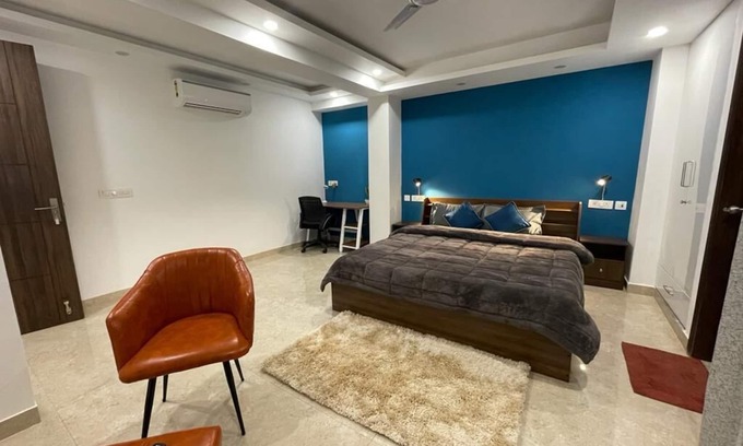 Gurugram Apartment | Cozy Apartment 5min walk to the best hangout places in Gurgaon . feel like home.