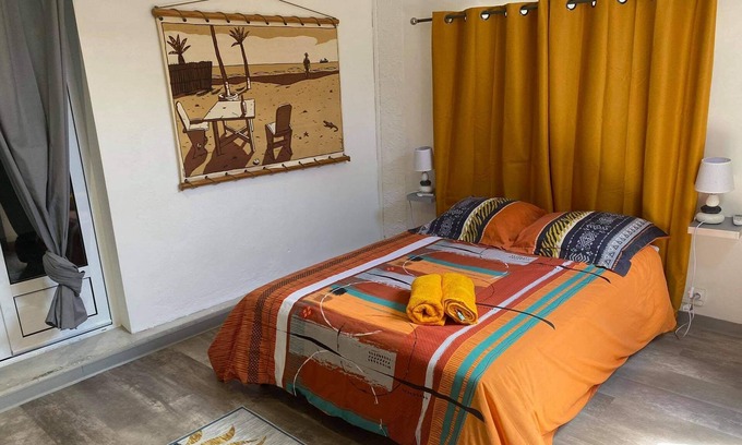 Saint-Denis House | Cozy apartment, air-conditioned, near CHU, city center, coastal entrance (beaches)
