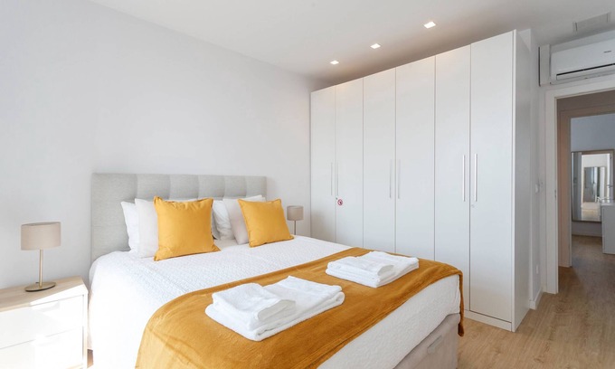 Linda-a-Velha Apartment | Cozy Apartment for Family and Group of Friends