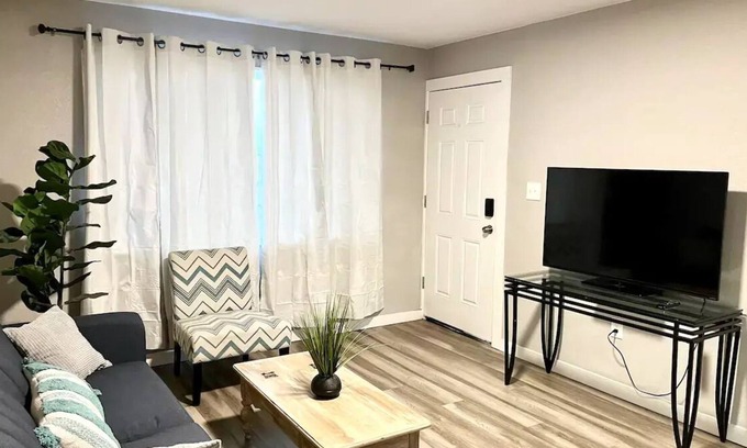 Cole Apartment | Cozy Apartment in Rhino Art District near Downtown