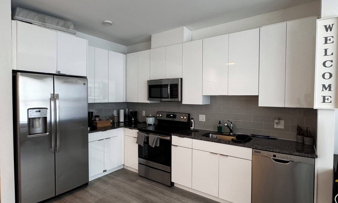 Industry Condo | Cozy apartment with working space close to Manhattan