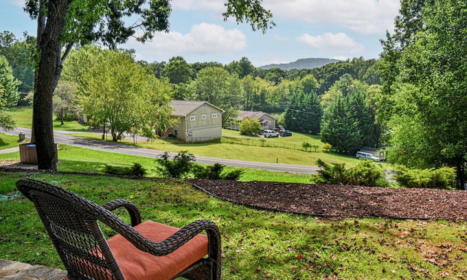 Bent Creek House | Cozy Asheville/Bent Creek Retreat Hot Tub & Sauna