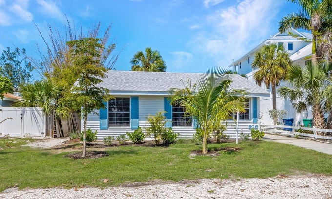 Anna Maria House | Cozy Barefoot Bungalow: Steps to Bayfront Park & Bean Point, Pet-Friendly!
