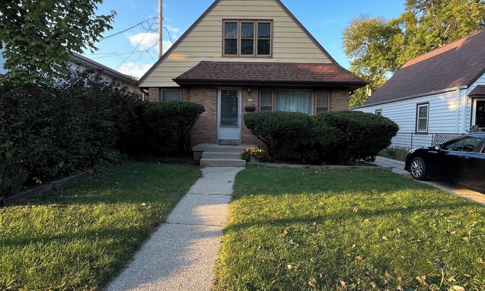 Bay View House | Cozy Bay View 2-bedroom apartment in charming Milwaukee