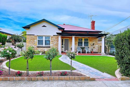 Largs North House | Cozy Beach Cottage Steps from Beach Jetty
