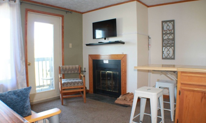 Claysburg Condo | Cozy Blue Knob Ski Condo Mountain Getaway 1 bedroom
