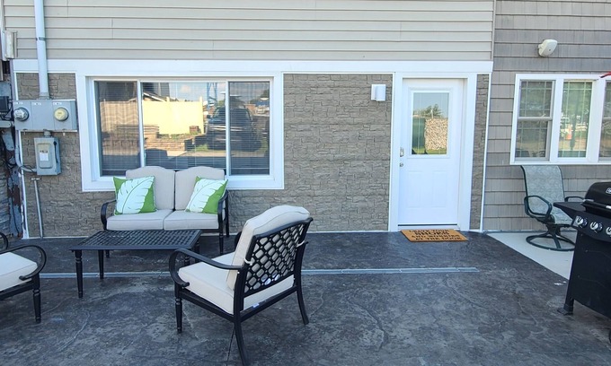 Sandusky House | Cozy boathouse located at the Cedar Point entrance!