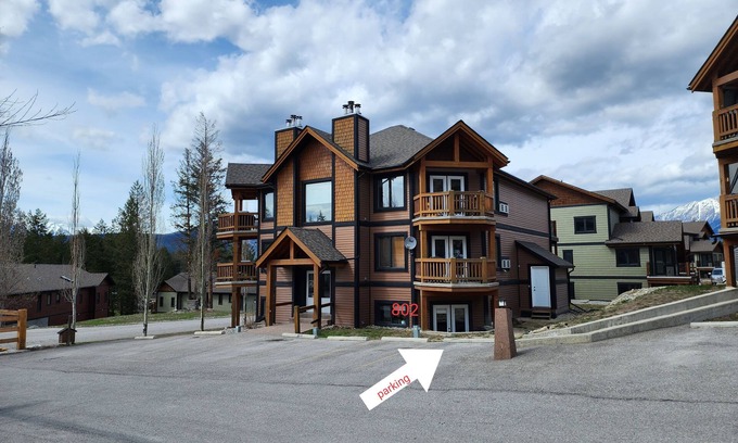 East Kootenay Condo | Cozy bottom floor condo located minutes away from the Radium hot pools!