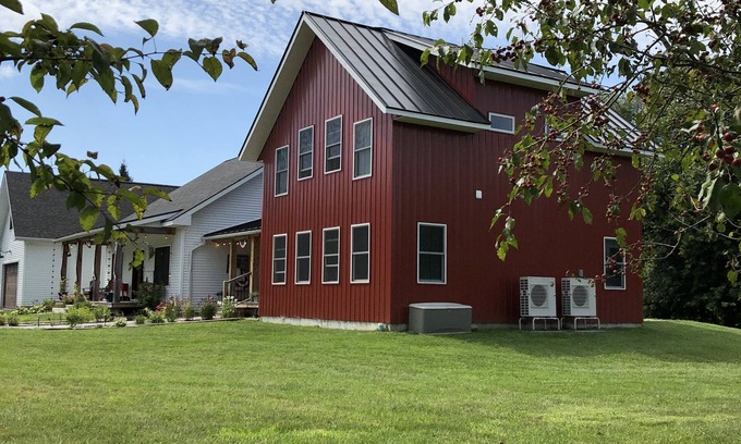 Hinesburg Hotel | Cozy boutique hotel in Hinesburg, Vermont. Queen bed and private tiled bathroom