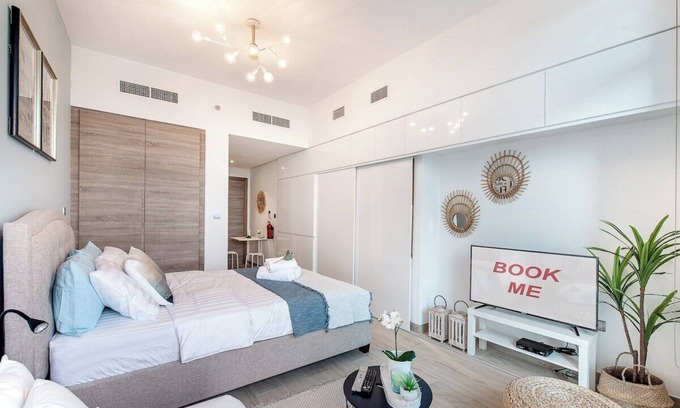 Dubai Marina Apartment | Cozy & Bright Studio Retreat for 3 in Dubai Marina