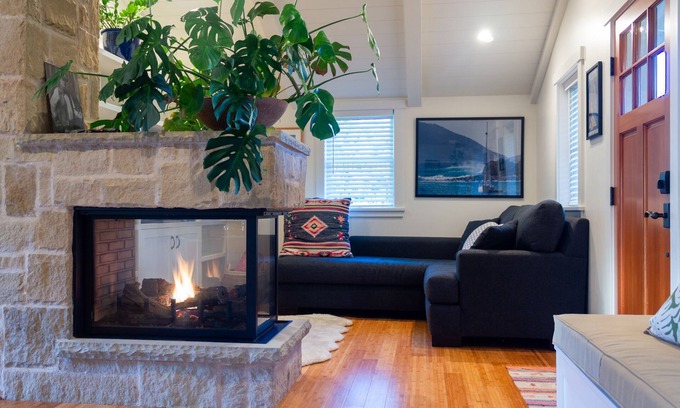 East Beach House | cozy bungalow 2 blocks to beach