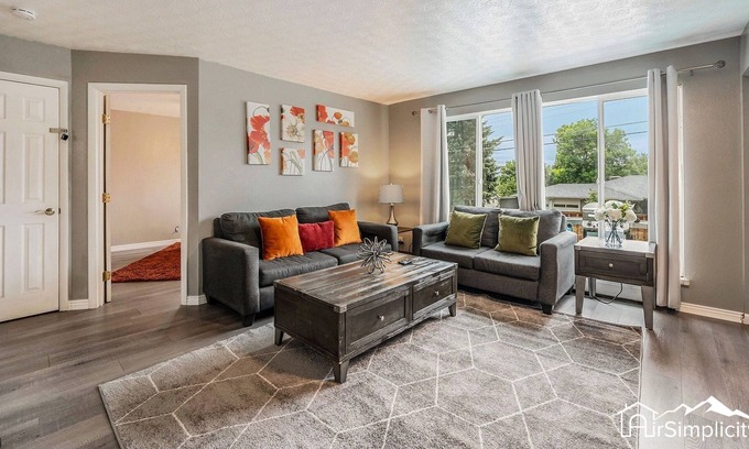 Barths House | Cozy Bungalow 2 Kitchens Near Sloans Lake/DT