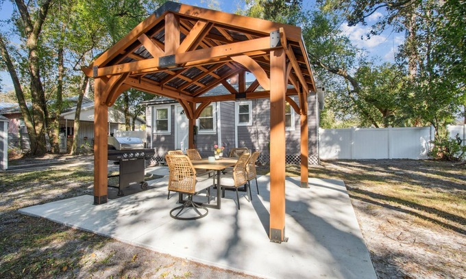 Murray Hill House | Cozy Bungalow, Fenced Yard, Small Pup Friendly, BBQ, Gazebo, Close to Downtown, Walk to Restaurants