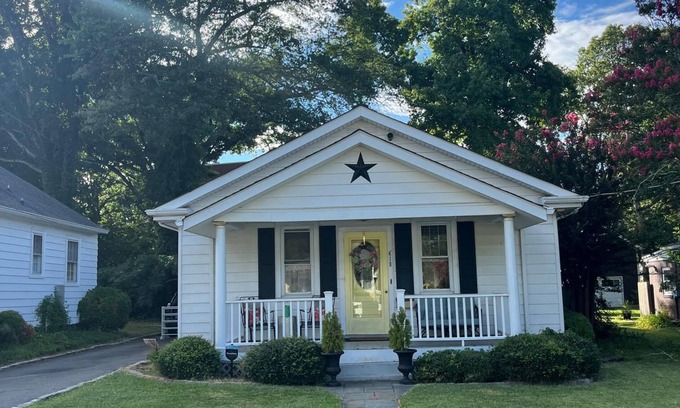 Richmond House | Cozy bungalow in prime location!n