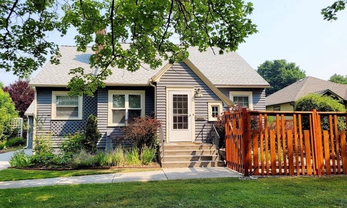 University District House | Cozy Bungalow in University District
