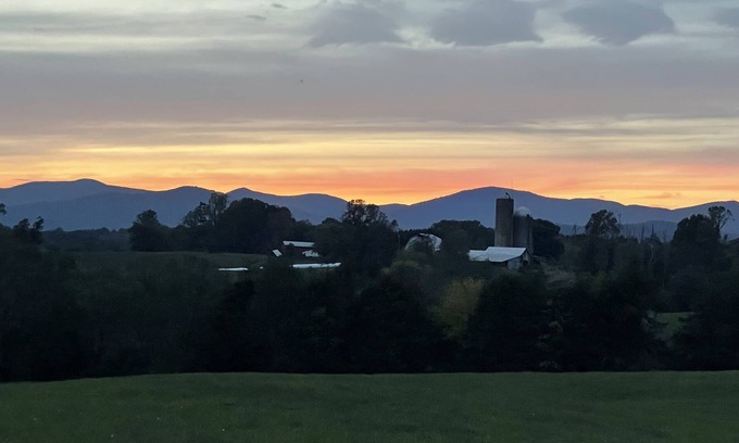 Rochelle House | Cozy bungalow with breathtaking mountain views. Close to wineries and hiking!