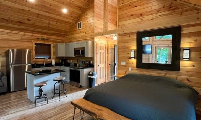 Logan Cabin | Cozy Cabin for up to 6 guests - Hocking Hills - Hot Tub - Fire Ring - Wifi