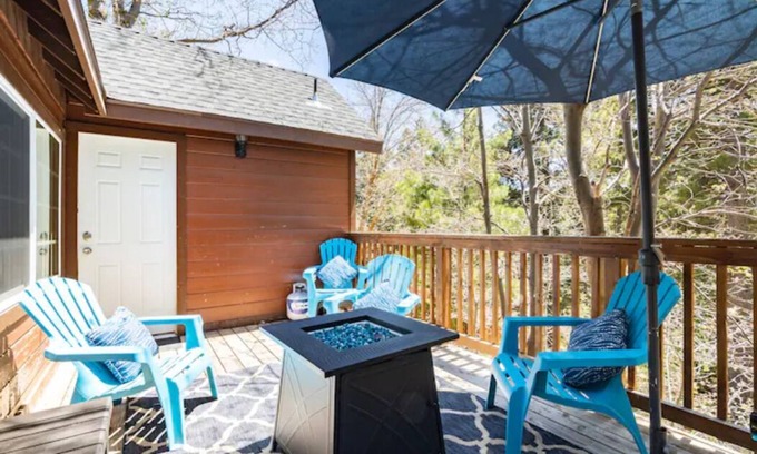 Twin Peaks Cabin | Cozy Cabin Game Room Private Deck 3mi to Lakes