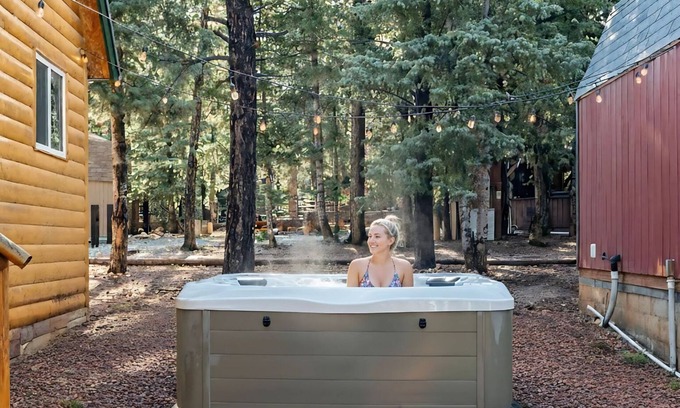 Duck Creek Village Cabin | Cozy Cabin & Hot Tub Pet Friendly with AC and Fast WiFi in Duck Creek Village