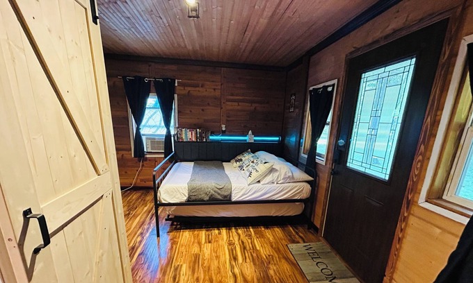 Fenton Cabin | Cozy cabin in charming Fenton near Cider Mills and Trails! Dog friendly!