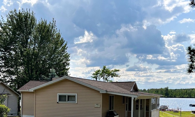 West Branch Cabin | Cozy Cabin in Northeast Michigan on all sports lake-dock, kayaks, pet-friendly!