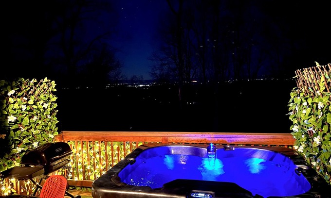 Front Royal Cabin | Cozy Cabin in the Clouds . Hot Tub, Wineries, Skyline