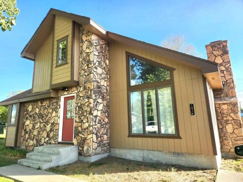 Winnemucca House | Cozy Cabin in the City plus GYM
