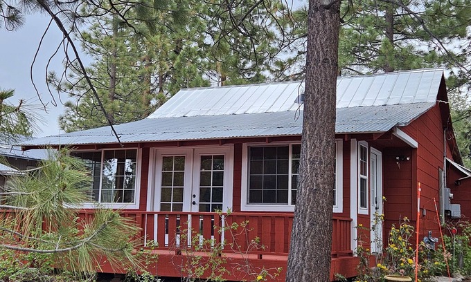Lakeside Park Cabin | Cozy Cabin in the heart of South Tahoe - Walk to the gondola, beach and casinos!