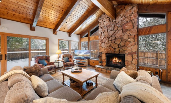 Tahoe Sierra Estates Apartment | Cozy Cabin Min. to Palisades HotTub Walk to Beach