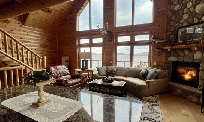 Lodi Condo | Cozy Cabin on Lake Wisconsin nSkiing, Fishing & Hiking Retreat