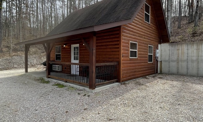 Van Buren Cabin | Cozy Cabin on the edge of town only 1/2 mile from Current River !
