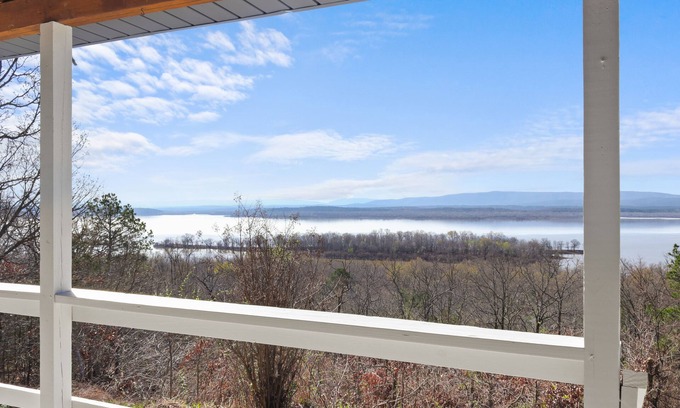 Summerfield Cabin | Cozy cabin overlooking Wister Lake