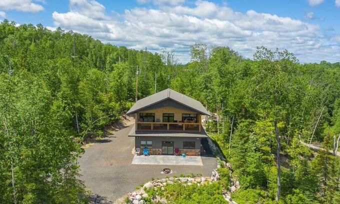 Tower Cabin | 🌲 Cozy Cabin Retreat with Lake Views adventure in Every Season