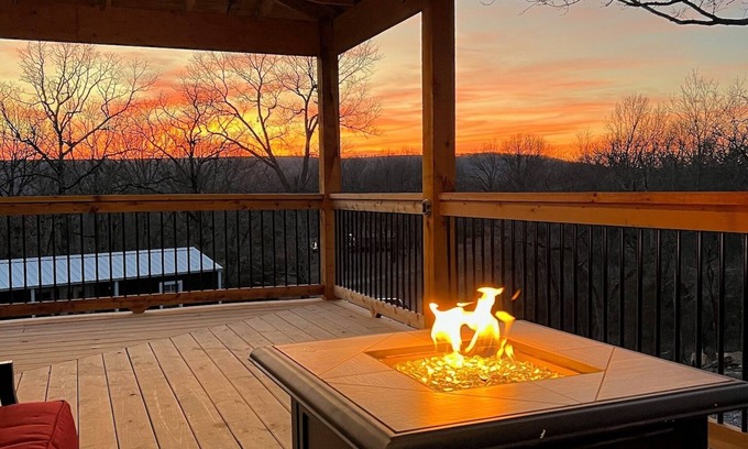 Park Hill House | Cozy cabin SLEEPS 15 on Lake Tenkiller!